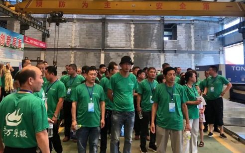 經(jīng)銷商參觀超萬公司