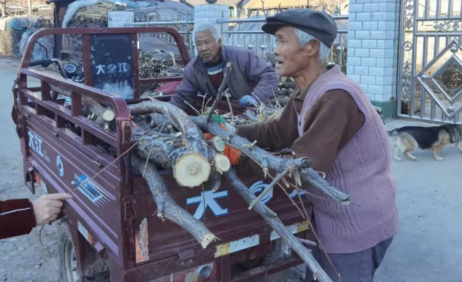 張同學當地村民以燒柴取暖為主