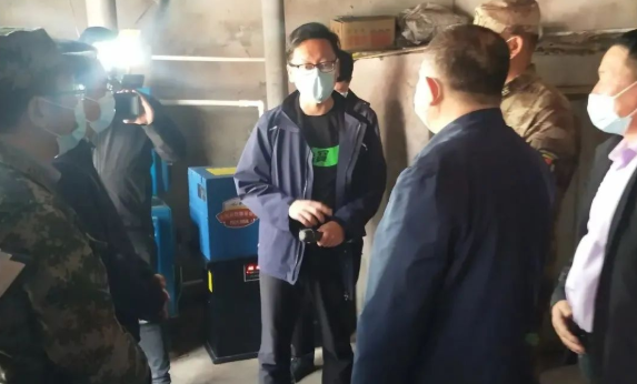 吳忠市委書記徐耀在同進村老萬集團生物質爐具用戶家中