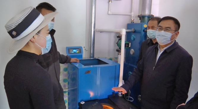 銅峽市委書記文學智在同興村老萬集團生物質爐具用戶家中