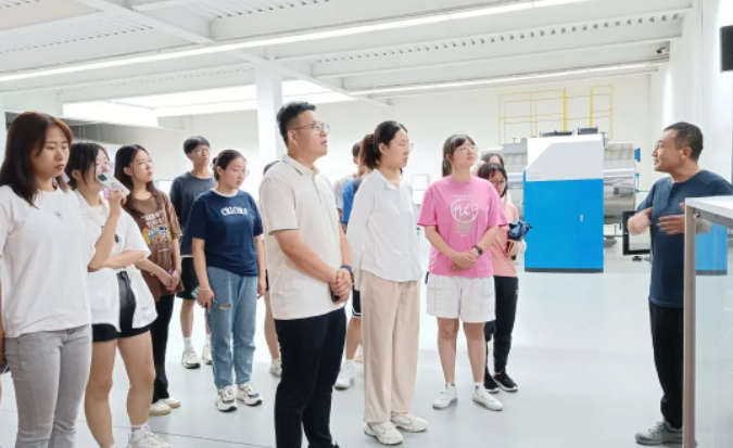 北京化工大學師生走進老萬集團