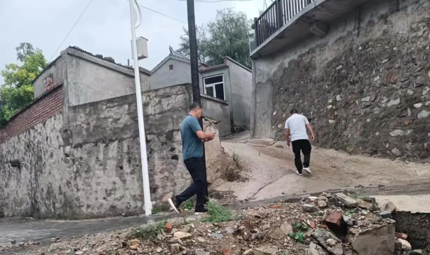 老萬集團工程師深入門頭溝村莊巡檢水災受損的電暖器