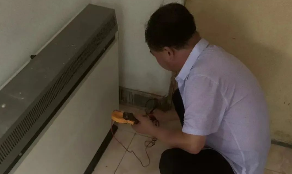 老萬集團工程師深入門頭溝村莊巡檢水災受損電暖器