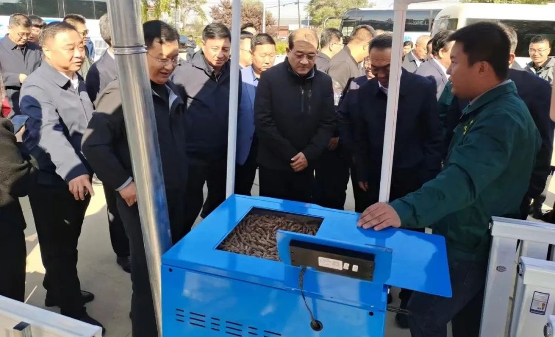 寧夏自治區(qū)政府副主席王立觀摩固原市老萬生物質(zhì)清潔取暖項(xiàng)目推進(jìn)情況