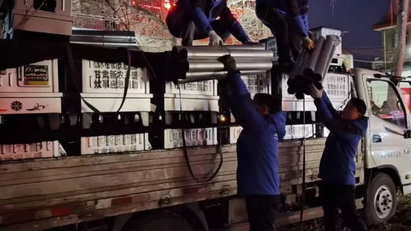 甘肅新農(nóng)第一批100臺采暖炊事爐連夜裝車送到災(zāi)區(qū)2