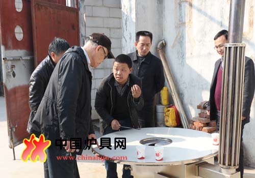 專(zhuān)家查看五峰鑫星“高氏”牌烤火爐