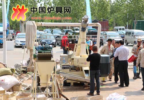 第八屆爐博會鼎梁成型機(jī)展示現(xiàn)場