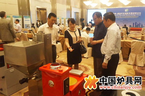 與會人員參觀“喜創(chuàng)”牌炊事采暖型清潔燃燒爐具