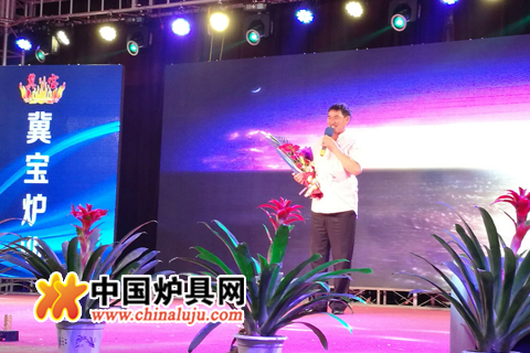 “大衣哥”朱之文傾情獻(xiàn)唱《滾滾長(zhǎng)江東逝水》